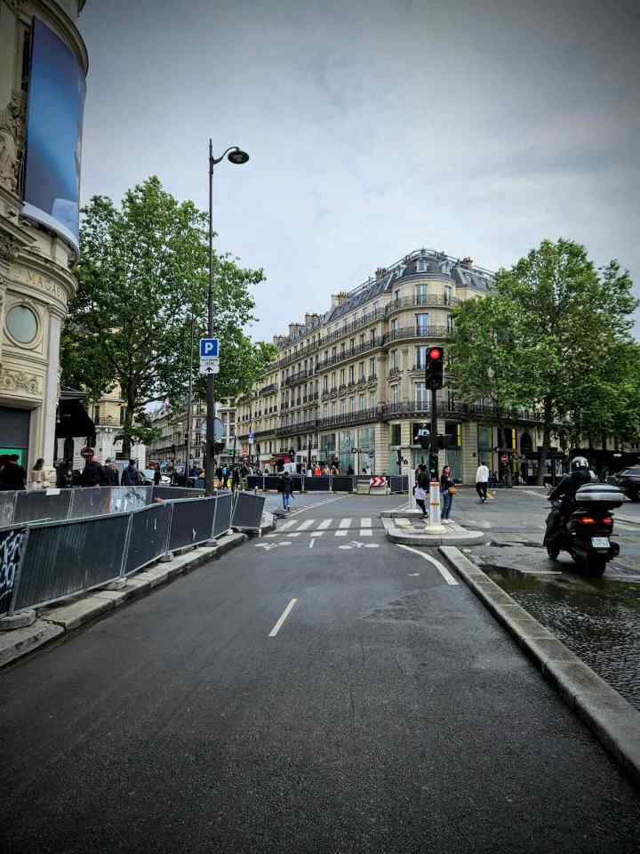 Bidirectional cycle lanes on Rue du Havre