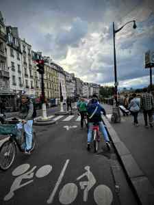Bidirectional protected cycle lane on Quai des Grands Augustins