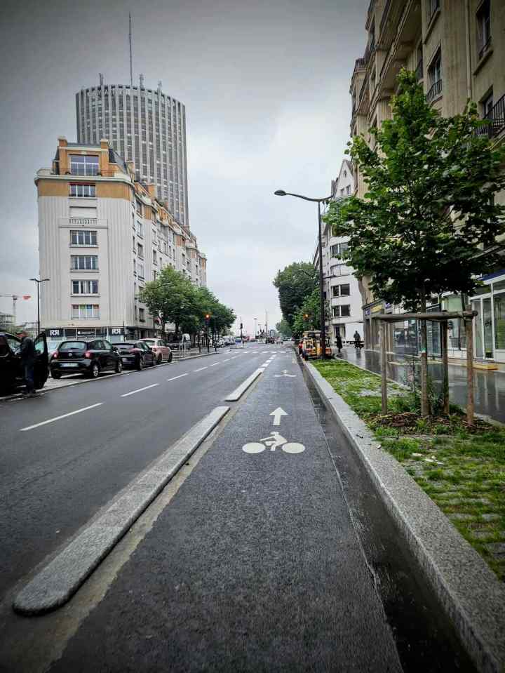 Kerb-protected cycle lane on Boulevards des Maréchaux