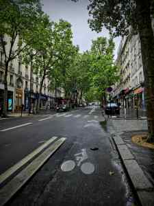 Kerb-protected cycle lane on Avenue de Clichy