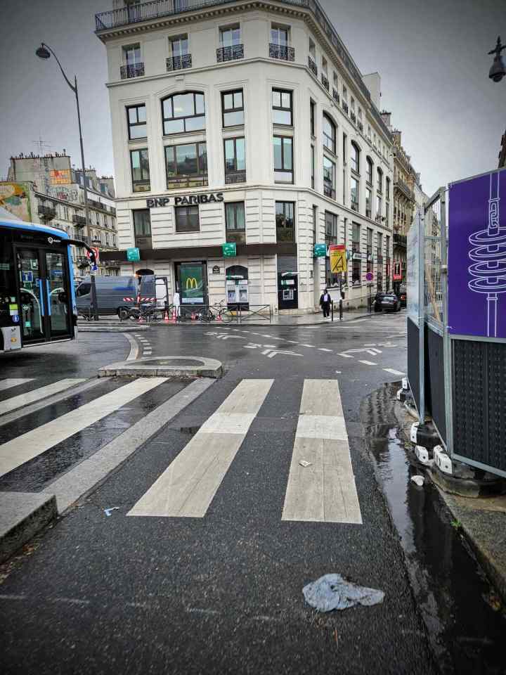 Navigating round Place de Clichy