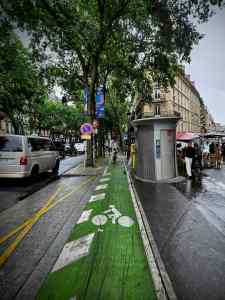 Narrow cycle path on Boulevard de Magenta