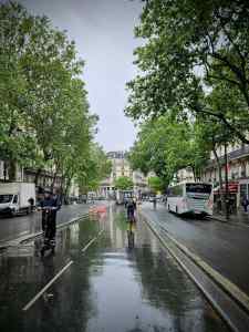 Large bidirectional cycle lane in the middle of Rue du Temple