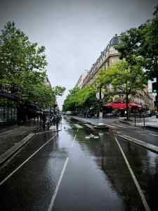 Large bidirectional cycle lane on Rue du Temple