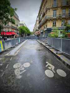 Construction of a kerb-protected cycle lane on Rue de Turbigo
