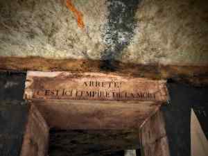 Writing on the lintel above a doorway in the Paris Catacombs