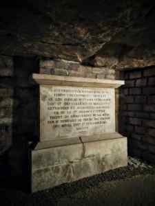 Writing on a stone plinth in the Paris Catacombs