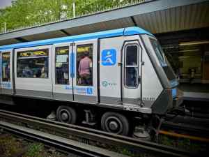 Line 6 train at Saint-Jacques Métro station