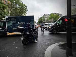 Weaving through traffic on Avenue de Villiers