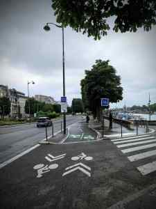 Bidirectional cycle path on Cours Albert-Ier