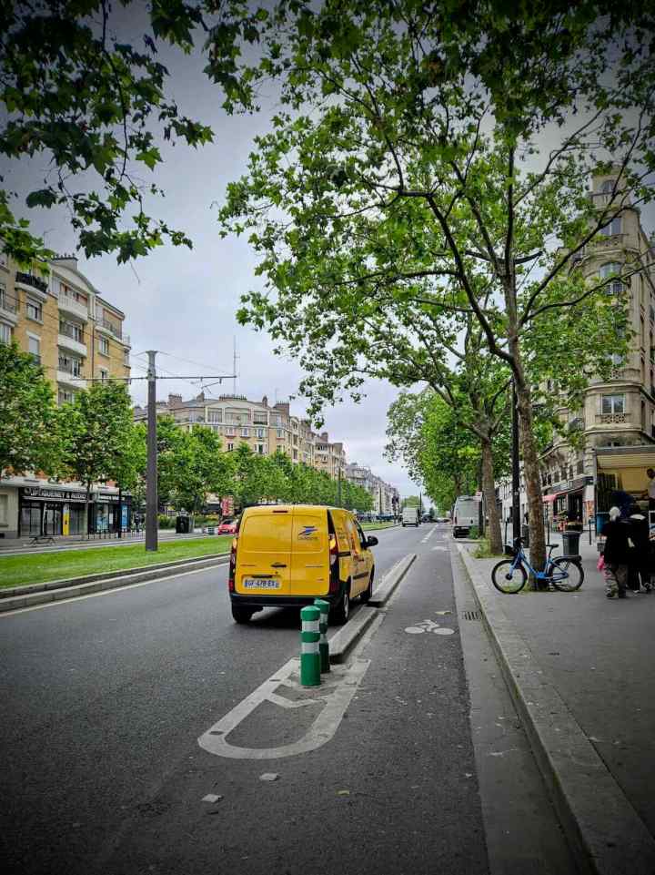 Kerb-protected cycle lane on Boulevard Ney