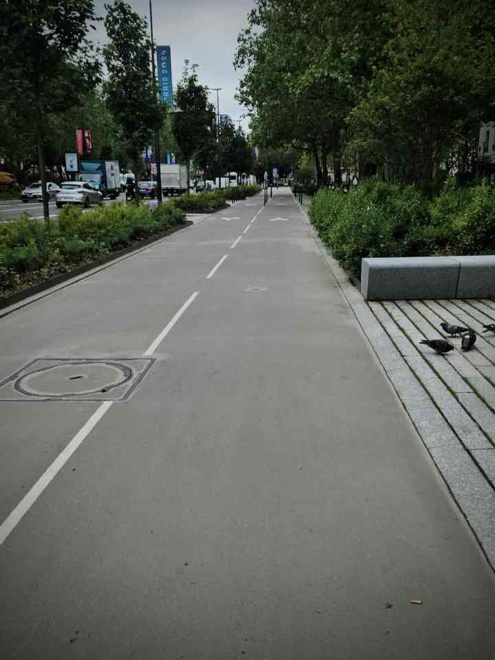 Wide bidirectional cycle path on Rue de la Chapelle