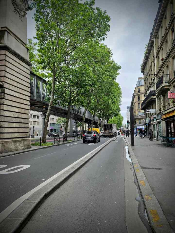 Kerb-protected cycle lane on Boulevard de la Chapelle