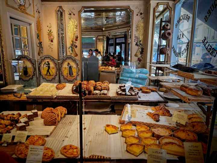 Pastries and cakes at Boulangerie Du Pain et Des Idées