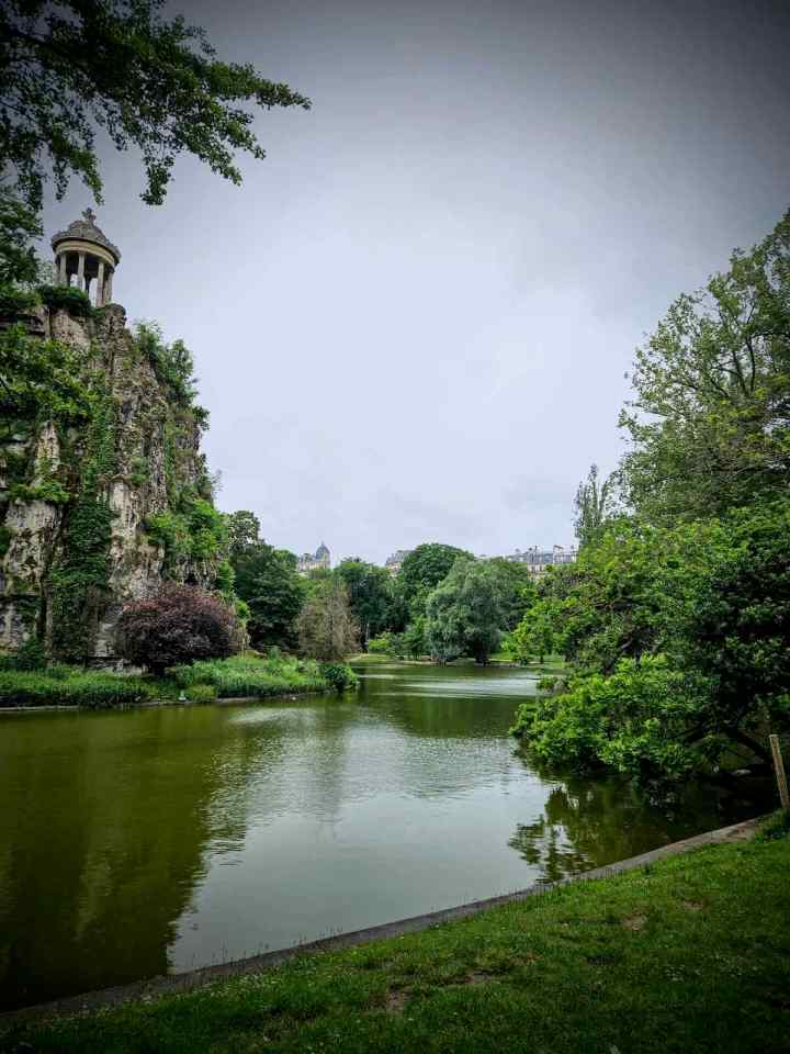 Beside the lake in Parc des Buttes-Chaumont