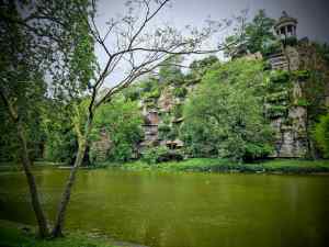 Beside the lake in Parc des Buttes-Chaumont