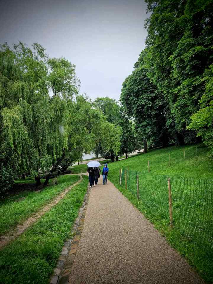 Walking up the path in Parc des Buttes-Chaumont