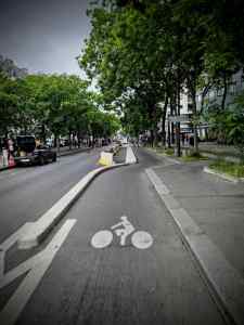 Kerb-protected cycle lane on Boulevard de Belleville