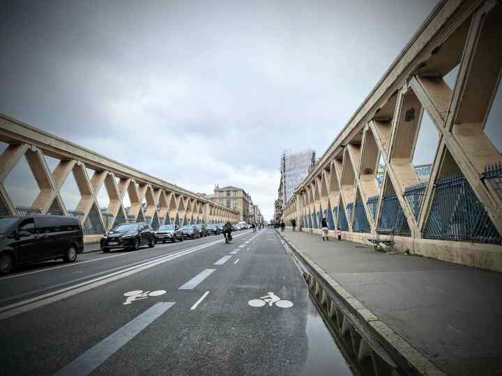 Bridge over the railway tracks on Rue La Fayette