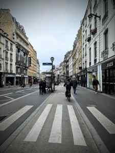 Bus stop bypass on Rue du Faubourg Saint-Antoine