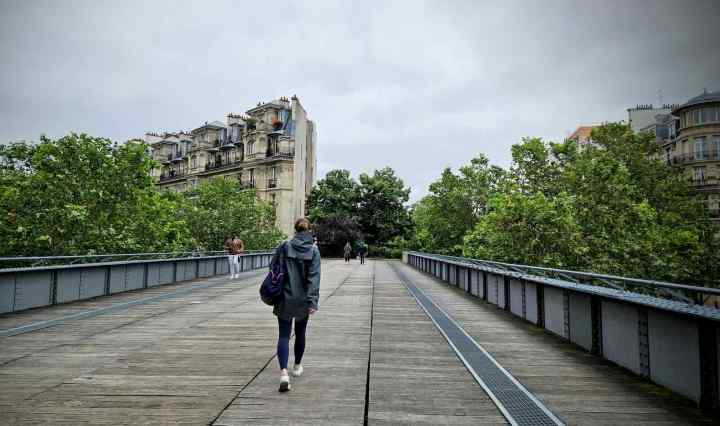 Walking along a decked area over Boulevard Diderot