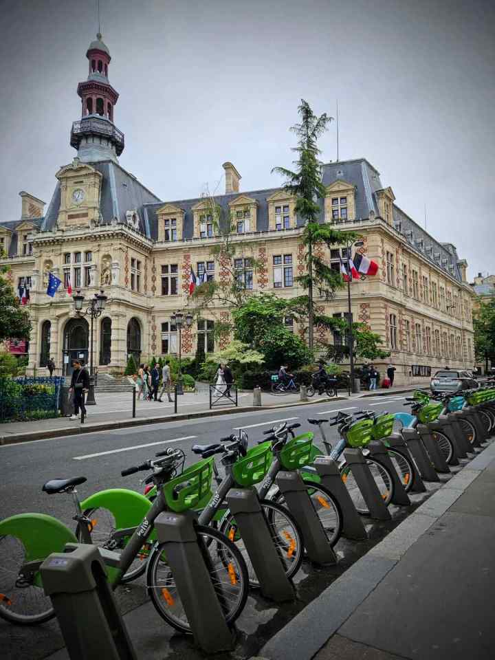 Vélib bikes in front of Caisse des écoles du 12ème Arrondissement