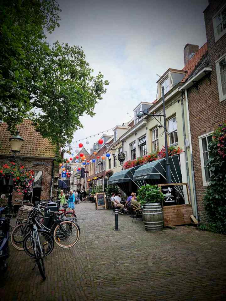 Filtered Krankeledenstraat, with people sat outside