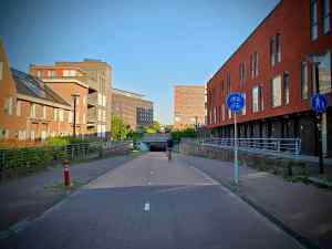 Approaching the railway underpass on Brouwersstraat