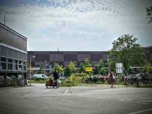 Cycle parking and a cargo bike at De Nieuwe Stad