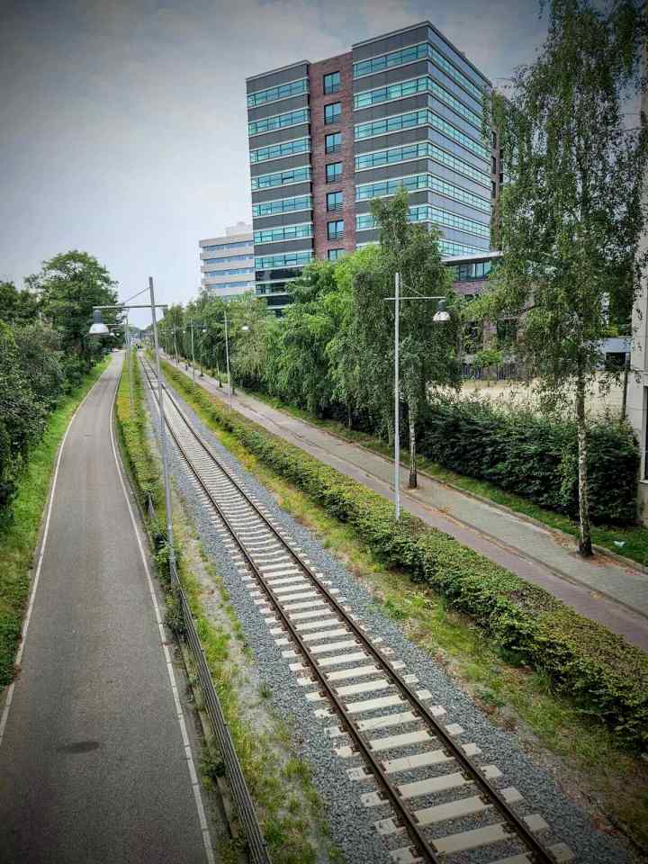 General traffic lane, railway line and cycle path Kersenbaan