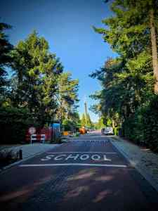 Approaching a school on Julianalaan