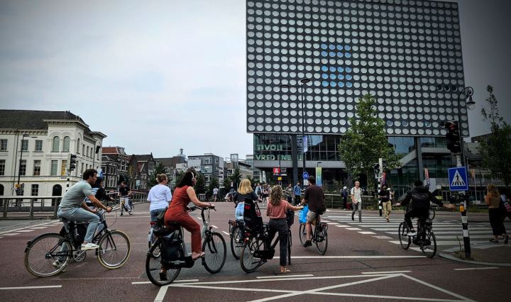 People waiting to cross Catharijnesingel