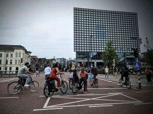People waiting to cross Catharijnesingel