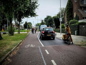 Cars and cycles waiting at the lights on Everard Meijsterlaan