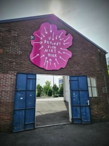 Sign saying "U bevindt zich niet hier"