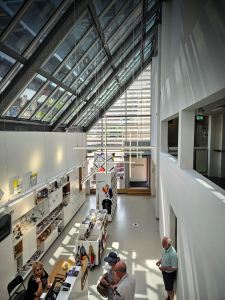 Atrium and shop in Mondriaanhuis