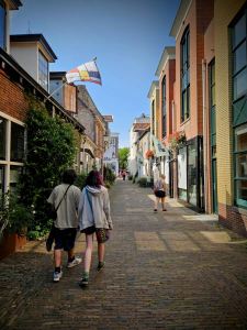 Walking along Mooierstraat