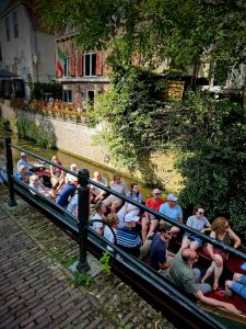 Tour boat on Langegracht