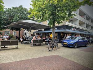 Outside Luciano's IJssalon