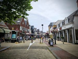 Langstraat, the main shopping street in Wassenaar