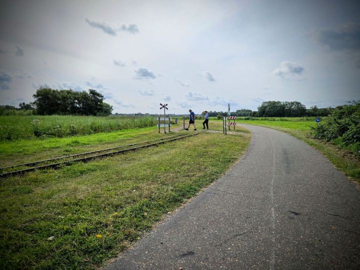 Path next to the railway tracks for Stoomtrein Katwijk Leiden, next to the Valkenburgse Meer lake