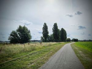 Path next to the railway tracks for Stoomtrein Katwijk Leiden, next to the Valkenburgse Meer lake