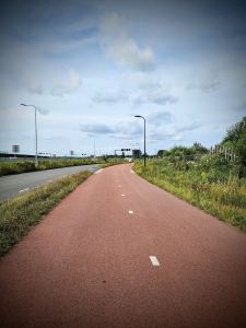 Cycle path on Ommedijkseweg, next to the A44