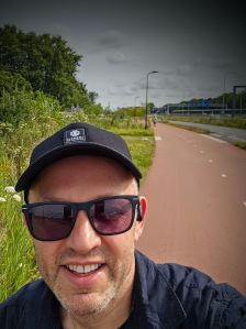 Selfie on the cycle path on Ommedijkseweg, next to the A44