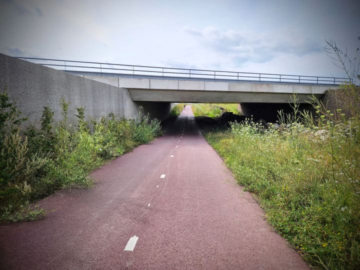 Approaching an underpass, under the A44