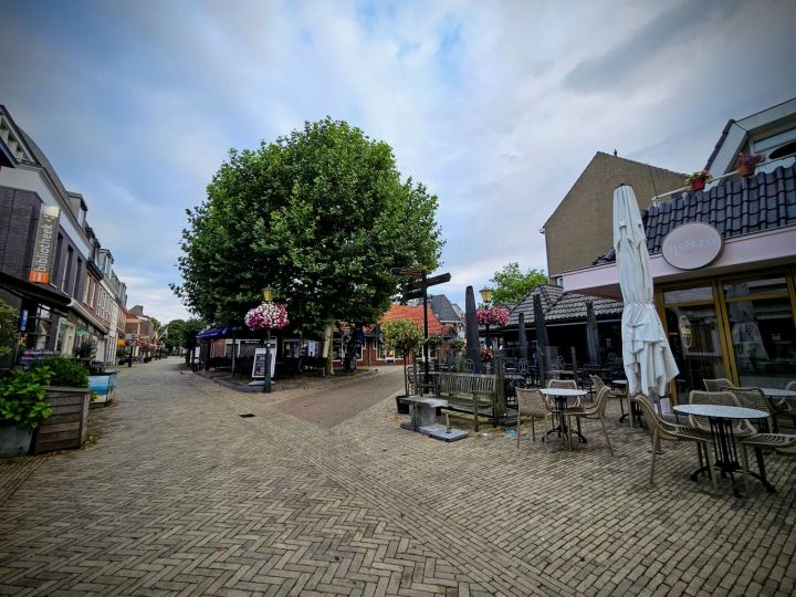 Outdoor seating for the cafés and restaurants on Langstraat