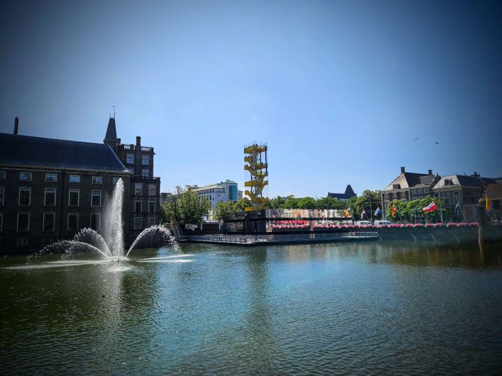 Binnenhof and Uitzichtpunt Binnenhof across from Hofvijver lake