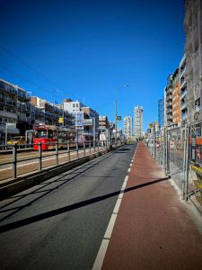 Cycle lane on Gevers Deynootweg