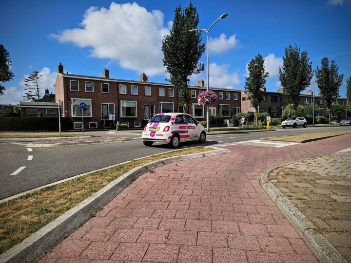 On the cycle path at the roundabout on Meeuwenlaan and Boslaan