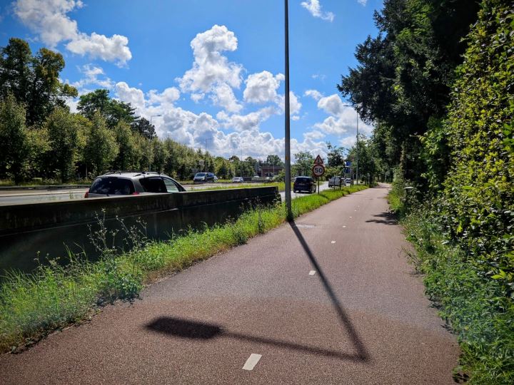 Cycle path on Verlengde Kerkeboslaan, next to the N44